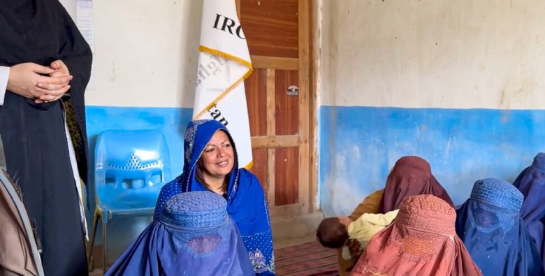 4월15일(현지시각) 아프가니스탄 낭가르하르에서 셰린 이브라힘 국제구조위원회 아프가니스탄 대표(중앙)가 국제구조위원회 의료센터에서 치료를 받기 위해 기다리는 주민들을 만나고 있다. 국제구조위원회 제공