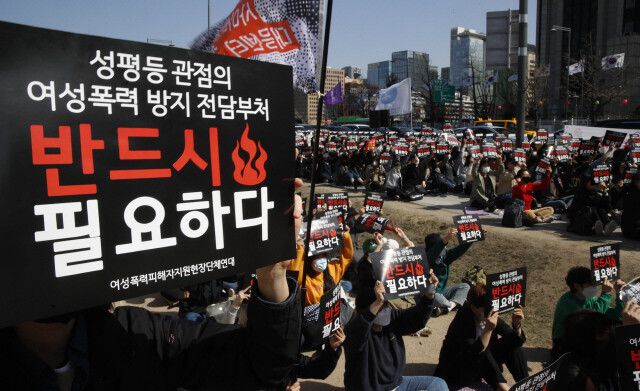 성폭력, 성매매, 데이트폭력, 스토킹 등 여성폭력 피해자를 지원하는 전국 535개 단체가 모인 ‘여성폭력피해자지원현장단체연대’ 회원들이 2022년 4월7일 오후 서울 종로구 대통령직인수위원회 인근에서 여성가족부 폐지 공약 철회를 촉구하는 손팻말을 들어 보이고 있다. 김혜윤 기자 unique@hani.co.kr