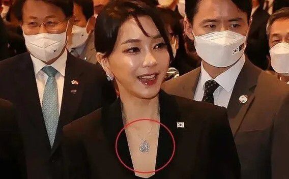 윤석열 전 대통령의 부인 김건희 여사가 2022년 6월 스페인 마드리드에서 열린 동포 만찬 간담회에 참석하고 있다. 연합뉴스