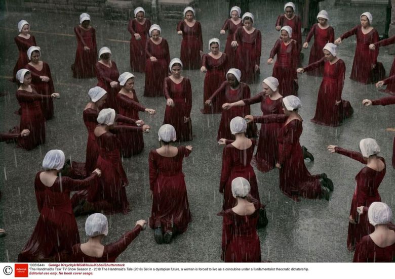 마거릿 애트우드 소설 ‘시녀 이야기’를 원작으로 만든 드라마 ‘핸드메이즈 테일’의 한 장면. ⓒShutterstock