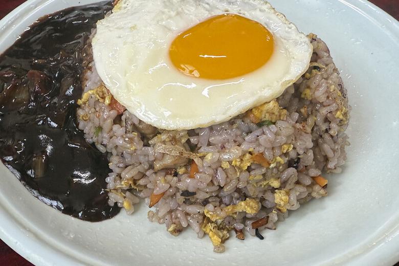 중국집 혜빈장의 볶음밥. 달걀 부침개가 먹음직스럽다. 최갑수 제공