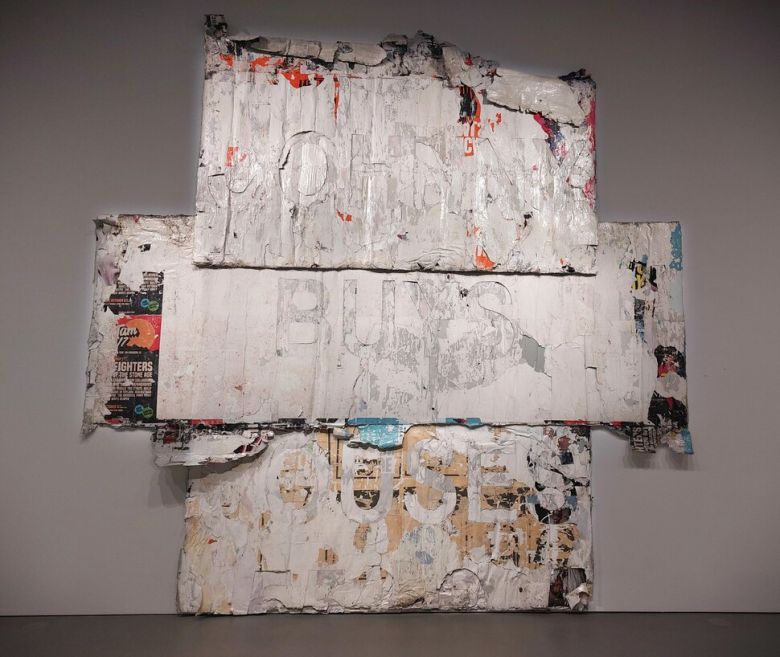 가장 깊숙한 안쪽 전시장 내벽에 붙은 설치 회화 ‘명백한 운명’(2023). 해진 벽면을 연상시키는 캔버스 세 폭을 위아래로 맞붙여 ‘조니가 집을 삽니다’(JOHNNY BUYS HOUSES)란 전단지 문구를 재현해 보여준다. ‘즉시 현금을 준다’는 구호를 내세워 빈민들로부터 집을 헐값에 사들이는 투기자본 업체의 실상을 짚은 작품이다. 노형석 기자