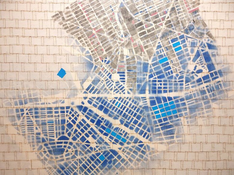 브래드포드의 초창기 대표작 중 하나인 ‘파랑’(Blue, 2005)의 일부분. 유년 시절 미용실에서 흔히 봤던 파마 조발용 반투명 격자 종이 ‘엔드 페이퍼’의 가장 자리를 태워 검게 그을린 테두리 윤곽선이 나타나게 하고 화폭 위에 줄지어 붙인 ‘엔드 페이퍼’ 연작의 일부다. 노형석 기자