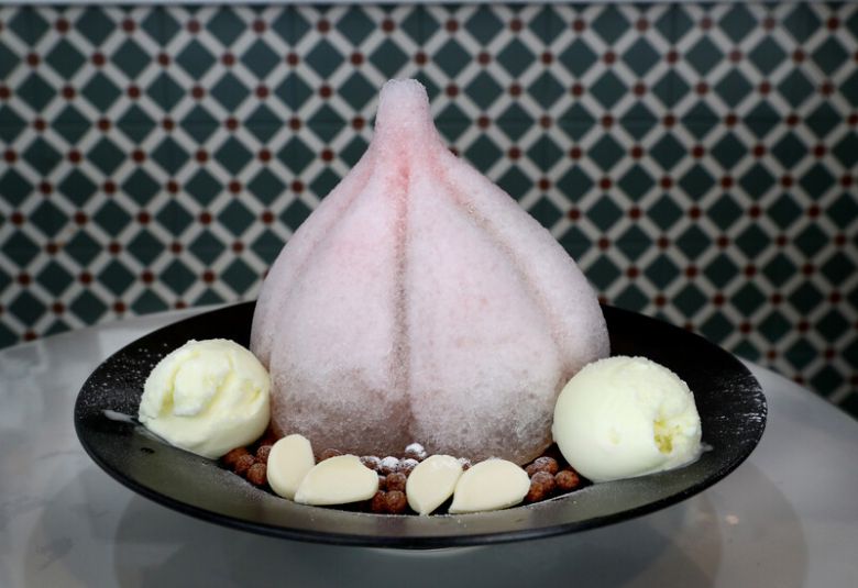 마늘의 고장 단양에는 독특한 빙수가 있다. 단양구경시장 인근에 있는 ‘제이비커피’의 마늘빙수. 박미향 기자