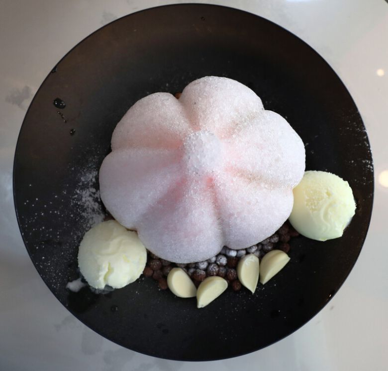 마늘의 고장 단양에는 독특한 빙수가 있다. 단양구경시장 인근에 있는 ‘제이비커피’의 마늘빙수. 박미향 기자