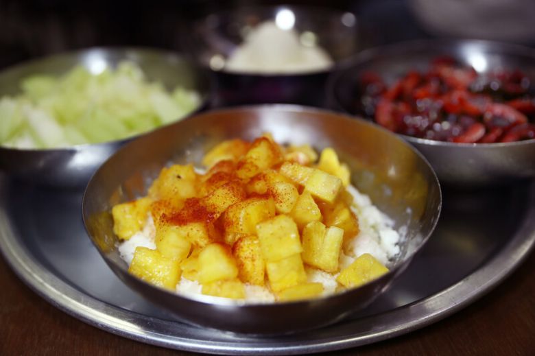 대구 서문시장 안에 있는 ‘서문빙수’에서 파는 깍두기빙수와 매실장아찌빙수·오이빙수·주먹밥빙수. 박미향 기자