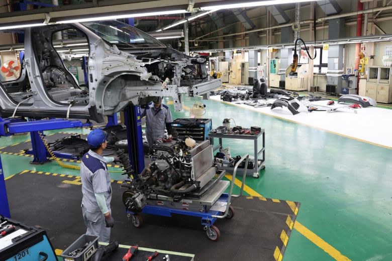 6일 오후 인천광역시 부평 지엠(GM) 부평 2공장에서 김윤용·도곤구 직장이 마지막으로 생산한 차량(트랙스)을 해체하고 있다. 정용일 선임기자 yongil@hani.co.kr