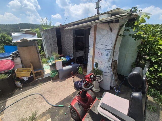 지난달 28일 오전 서울 강남구 구룡마을에 있는 유주용(가명) 할머니 집이 뜨거운 태양빛 아래 달궈지고 있다. 정인선 기자