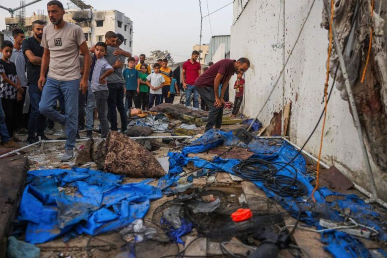팔레스타인인들이 11일(현지시각) 가자시티 시파 병원 인근에서 이스라엘군의 공습으로 파괴된 알자지라 직원들의 텐트를 확인하고 있다. 가자시티/AFP 연합뉴스