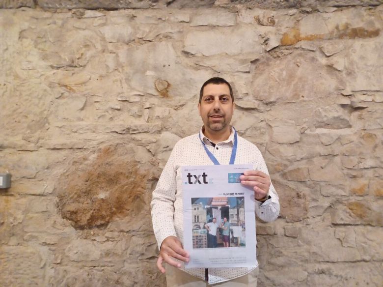 지난 9일(현지시각) 대담 행사가 열리기 직전 마흐무드 무나가 자신의 서점 이야기를 커버 기사로 다룬 한겨레 텍스트(.txt) 섹션을 들고 있다. 임인택 기자