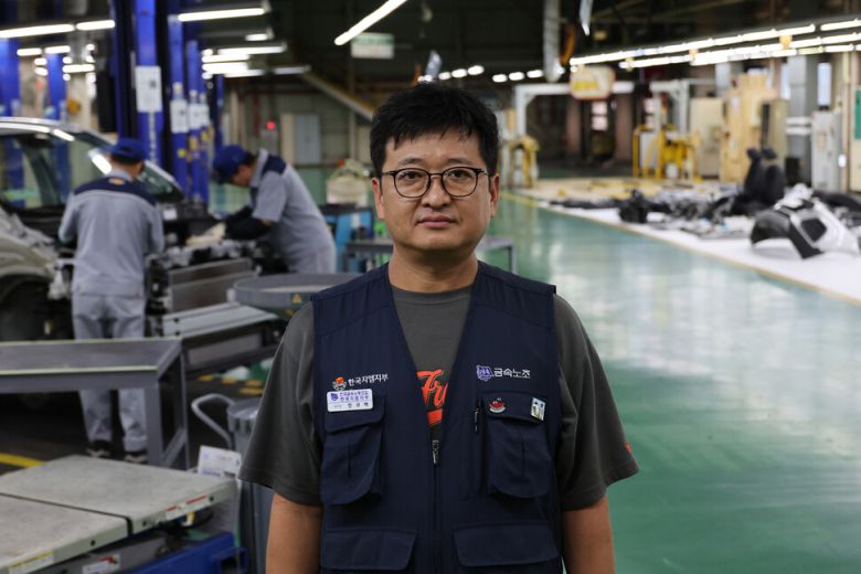 안규백 금속노조 한국지엠지부 지부장이 6일 오후 인천광역시 부평 지엠(GM) 부평 2공장에서 사진을 찍고 있다. 정용일 선임기자 yongil@hani.co.kr