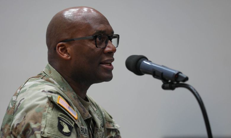 제이비어 브런슨 사령관은 지난 8일 경기 평택 캠프 험프리스 주한미군사령부에서 한국 국방부 기자단과 이야기하고 있다. 주한미군사령부 제공