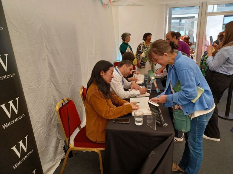 대담 뒤 각기 출간한 책 사인을 하고 있는 작가들. 유료로 진행된 대담 행사는 100명에 가까운 청중이 객석을 메웠다. 임인택 기자