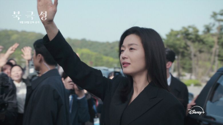 ‘북극성’에서 유엔(UN) 대사로 변신한 전지현. 월트디즈니 컴퍼니 코리아 제공