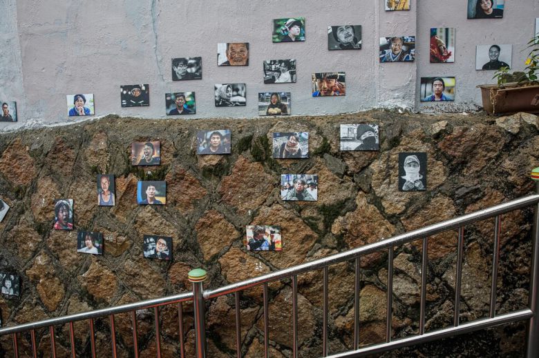 부산 영도구 봉래동 골목길에서 전시하고 있는 ‘내 기억 속 초상, 삶을 잇는 골목 사진전’ 모습. 비주류사진관 제공