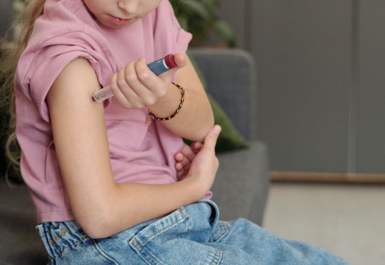 정부가 1형당뇨병을 췌장장애로 인정하는 장애인복지법 개정안을 이르면 오는 10월 입법할 것으로 보인다. 사진은 1형당뇨병 환아가 인슐린 주사제를 투여하는 모습. 게티이미지뱅크