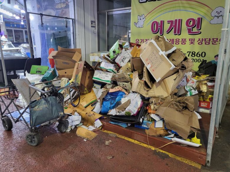 인천시 서구 석남동 강남시장에 13일 오후 물에 젖은 상자 등이 쌓여 있다. 이승욱 기자