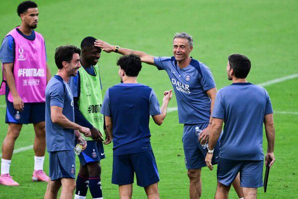 루이스 엔리케 파리 생제르맹 감독이 13일(한국시각) 이탈리아 우디네에서 팀 훈련을 지휘하고 있다. 챔피언스리그 우승팀 파리 생제르맹은 14일 유로파리그를 제패한 토트넘과 슈퍼컵 단판전을 벌인다. 우디네/AFP 연합뉴스