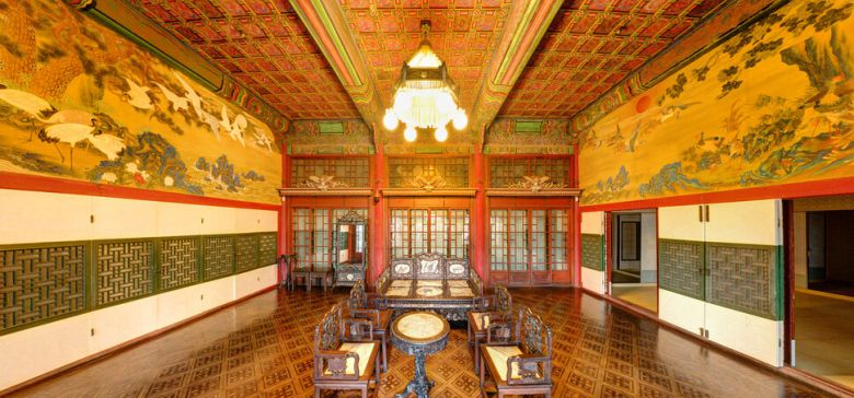 황제 부부 침전이던 대조전 공간. 왼쪽 벽에 김은호가 그린 ‘백학도’, 오른쪽 벽에는 오일영과 이용우가 합작한 ‘봉황도’가 마주보는 얼개다. 국가유산청 제공