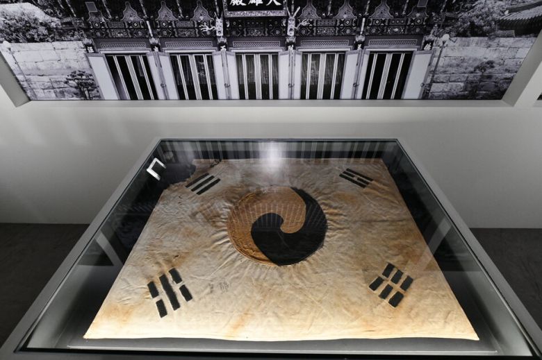 서울 덕수궁 돈덕전 특별전에 나온 진관사 태극기. 일장기 위에 태극과 4괘를 그려넣었다. 국가유산청 제공