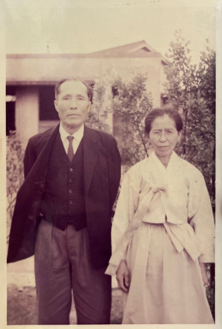 홍순하 할아버지와 김양능 할머니가 함께 찍은 사진. 언제 어디서 찍었는지는 알 수 없다. 홍성민씨 제공