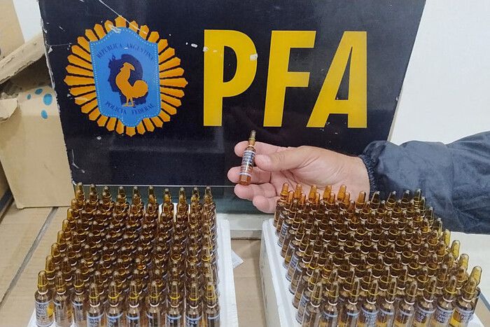 13일(현지시각) 아르헨티나 연방경찰이 압수한 펜타닐 앰플 사진을 공개했다. AFP연합뉴스