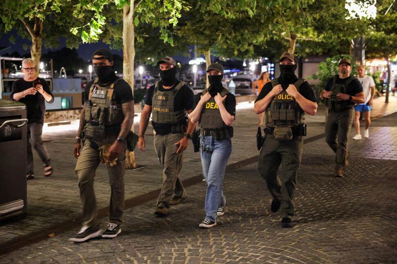 연방 마약단속국(DEA)과 경찰들이 13일(현지시각) 미국 워싱턴디시의 포토맥강 주변 지역을 순찰하고 있다. 로이터 연합뉴스