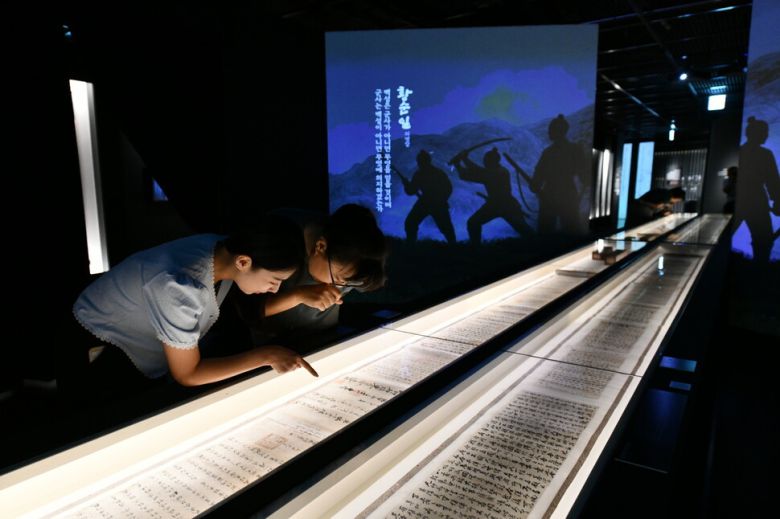 서울 덕수궁 돈덕전의 항일유산 특별전에 나온 구한말 의병들의 항쟁 관련 기록문서들을 관객들이 살펴보고 있다. 국가유산청 제공