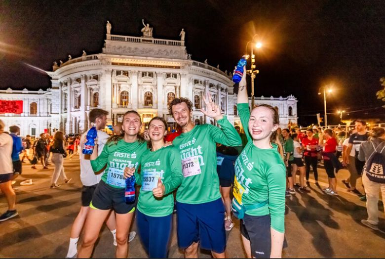 지난해 열린 ‘비엔나 나이트 런’에 참가한 이들 모습. 빈의 매력적인 야경 속을 달리는 이 대회는 마치 축제 같다. 대회 화면 누리집 갈무리