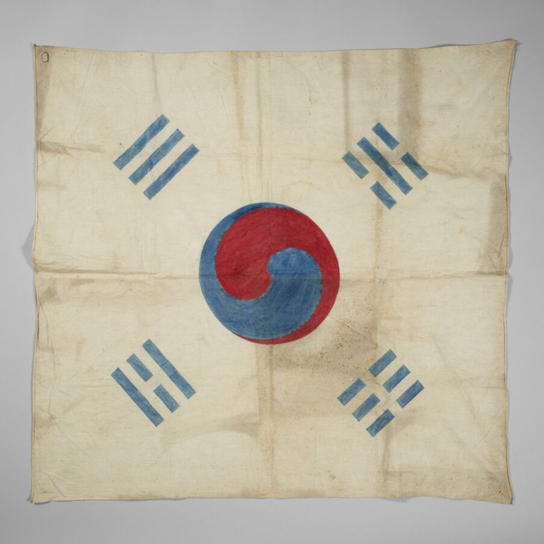 대한민국역사박물관에서 전시 중인 1900년 파리만국박람회 출품 추정 태극기. 대한민국역사박물관 제공