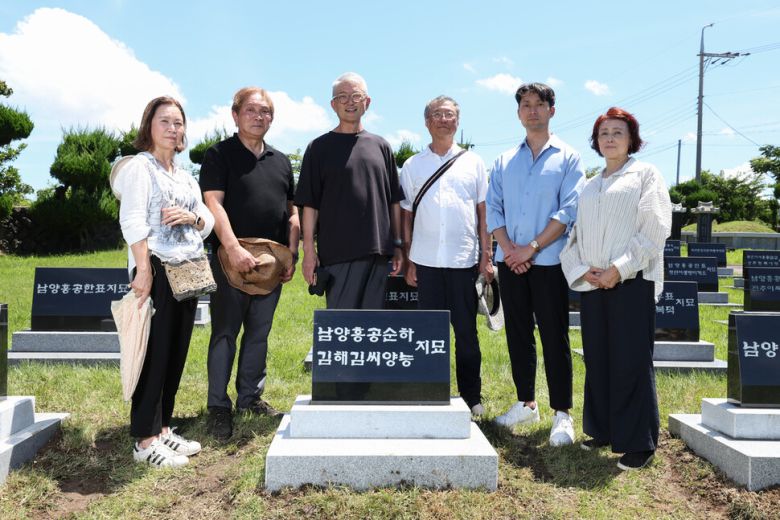 홍성익(왼쪽 셋째부터)·성민씨 가족이 지난달 29일 낮 제주 조천읍 와흘리 가족묘지에 오사카에서 돌아가신 조부모의 이장을 마친 뒤 기념사진을 찍고 있다. 제주/김영원 기자 forever@hani.co.kr