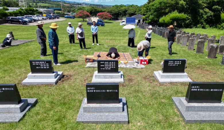 홍성익(가운데 절하는 이)씨와 가족들이 지난달 29일 낮 제주 조천읍 와흘리 가족묘지에서 이장을 마친 뒤 제사를 올리고 있다. 제주/김영원 기자 forever@hani.co.kr