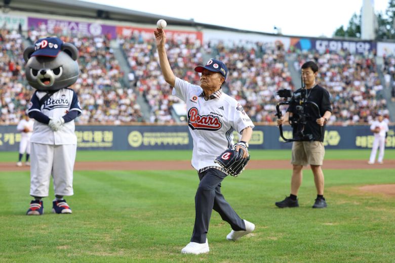 독립 유공자 후손 노영탁 씨가 15일 잠실야구장에서 열린 기아 타이거즈와 두산 타이거즈의 경기 전 시구를 하고 있다. 두산 베어스 제공