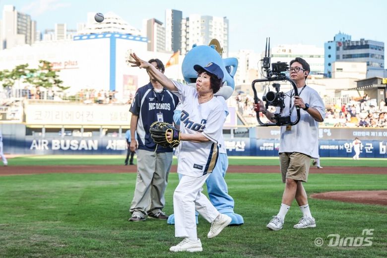 독립 운동가 괴암 김주석 선생의 자녀 김언주 씨가 15일 창원 엔씨파크에서 엔씨 다이노스와 한화 이글스의 경기가 열리기 전 시구를 하고 있다. 엔씨 다이노스 제공