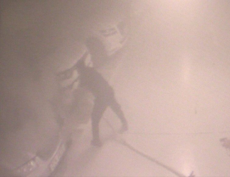 지난 4일 정창하씨가 서울 양천구의 한 지하주차장에서 발생한 차량화재를 진압하고 있다. 서울시 소방재난본부 제공