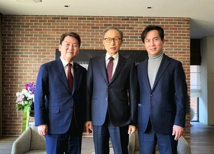 이명박 전 대통령 집을 방문한 안철수 의원과 김영우 전 의원. 페이스북 갈무리