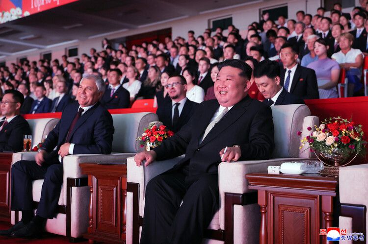 광복 80주년을 맞아 북한을 방문한 러시아 예술사절들의 경축공연이 지난 15일 평양체육관에서 진행됐다고 조선중앙통신이 16일 전했다. 김정은 국무위원장이 러시아 하원(국가두마) 의장과 함께 공연을 관람했다. 연합뉴스