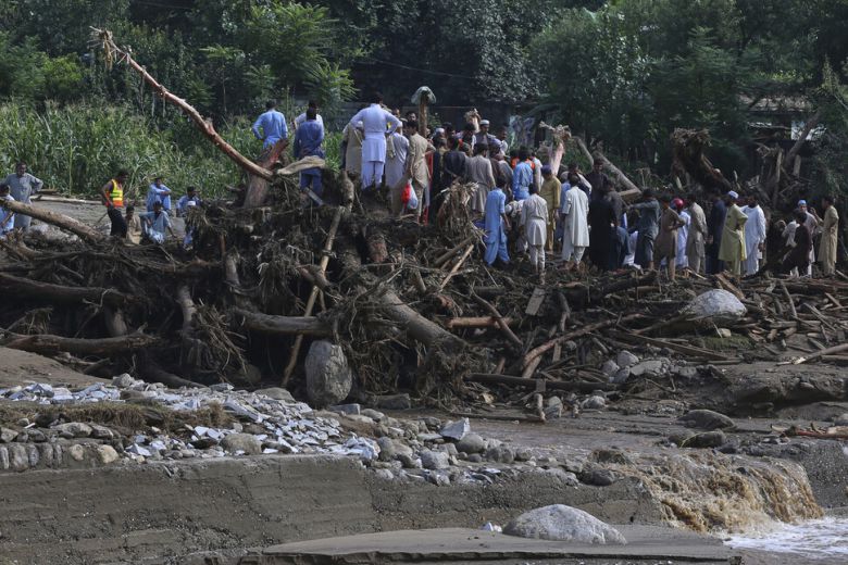 현지시각 16일 기습 폭우로 인한 홍수 피해를 입은 파키스탄 북서부 카이버파크툰크와주 부네르 지구에서 구조당국과 주민들이 피해자들의 시신을 수습하고 있다. AFP/연합뉴스