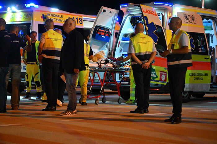 지난 14일 로마 참피노 공항에서 의료진과 보건 인력이 가자지구 출신 팔레스타인 어린이들과 그 가족들을 맞이하는 가운데 한 아동이 들것에 실려나오고 있다. 이는 지난해 1월 이후 진행된 가장 큰 규모의 의료 후송 작전으로 120명에 가까운 인원이 이동했다. AFP연합뉴스