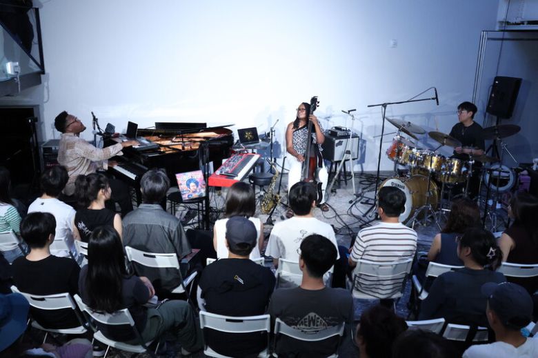 16일 서울 마포구 서보미술문화공간에서 열린 재즈 피아니스트 자하리 스탬플리의 공연에서 스탬플리(왼쪽)가 그의 어머니 디에레니아 스탬플리(가운데), 드러머 김종국과 협연하고 있다. 재즈브릿지컴퍼니 제공