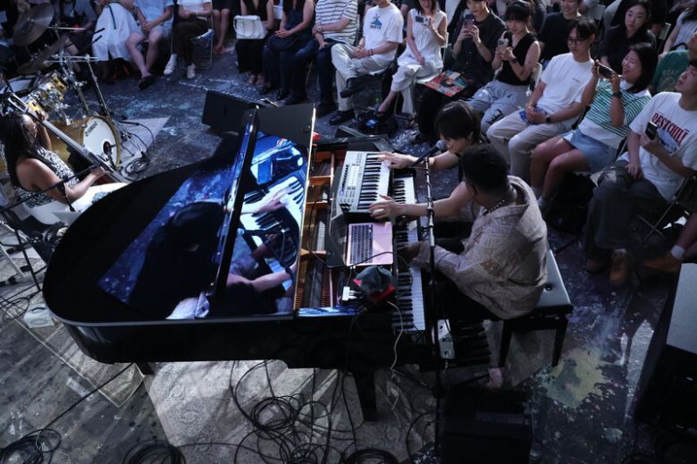 16일 서울 마포구 서보미술문화공간에서 열린 재즈 피아니스트 자하리 스탬플리의 공연에서 스탬플리가 관객과 함께 즉흥 연주를 펼치고 있다. 재즈브릿지컴퍼니 제공