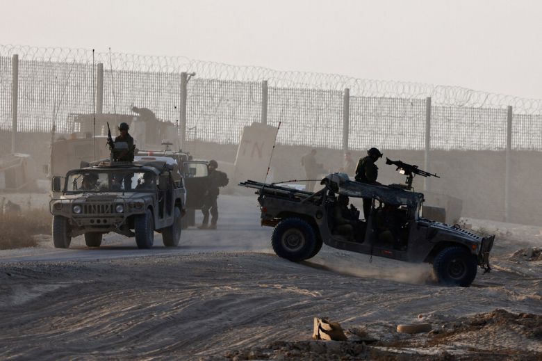 16일(현지시각) 팔레스타인 가자지구 접경 지역에서 이스라엘군 차량이 움직이고 있다. 가자/로이터 연합뉴스