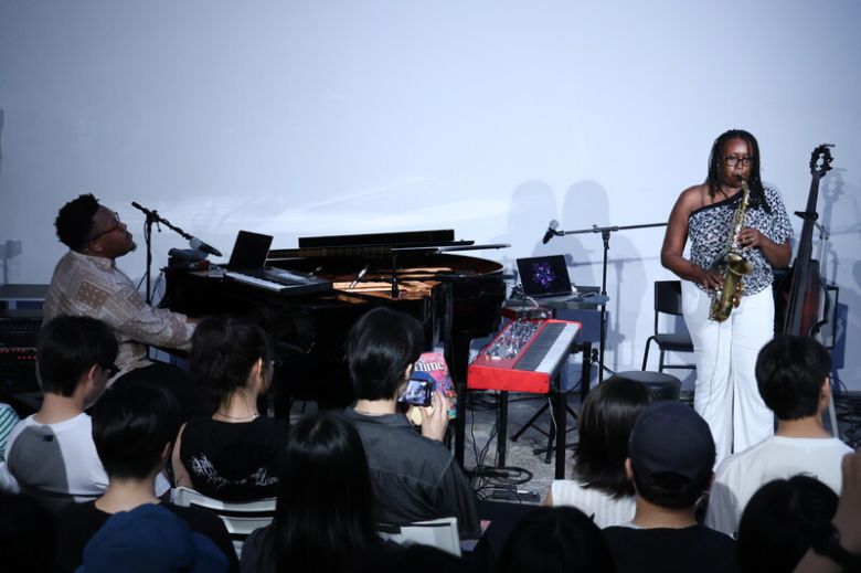 16일 서울 마포구 서보미술문화공간에서 열린 재즈 피아니스트 자하리 스탬플리의 공연에서 스탬플리(왼쪽)가 그의 어머니 디에레니아 스탬플리와 협연하고 있다. 재즈브릿지컴퍼니 제공