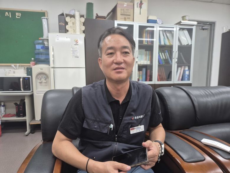 김성호 전국화학섬유식품산업노조 광주전남지부장이 지난 14일 노조 사무실에서 만나 대기업의 일방적 구조조정에 반대한다고 밝혔다. 정대하 기자