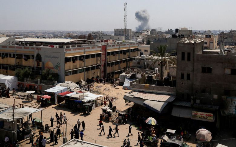 14일(현지시각) 가자 남부 칸 유니스에서 팔레스타인 사람들이 거리를 걷고 있다. 칸유니스/로이터 연합뉴스