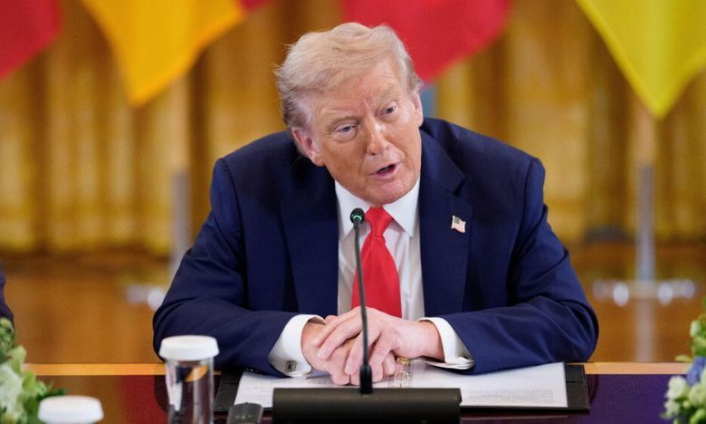 18일 도널드 트럼프 미국 대통령이 워싱턴 디시(D.C.) 백악관 이스트룸에서 열린 유럽 정상들과의 다자 회의에서 발언하고 있다. 워싱턴/EPA 연합뉴스