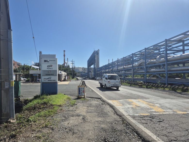 지난 14일 전남 여수시 여수국가산업단지 안 여천엔씨씨 3공장 앞은 임시 가동 중단으로 한산했다. 정대하 기자