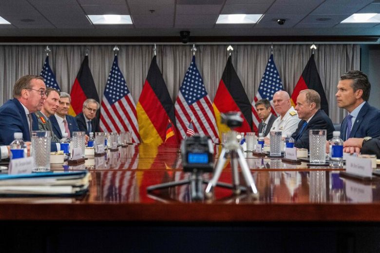 보리스 피스토리우스 독일 국방부 장관이 지난달 14일 우크라이나 문제를 논의하기 위해 미국 워싱턴을 찾아 피트 헤게세스 미 국방장관과 회담하고 있다. AFP연합뉴스