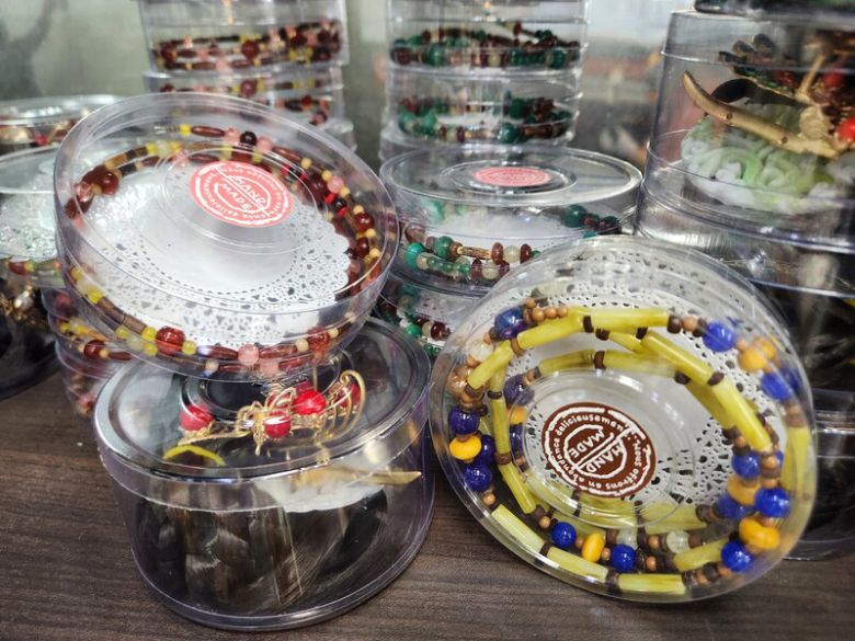 19일 서울 종로구 광장시장 안에 위치한 전통소품 가게 대신꽃신에서 갓끈을 판매하고 있다. 케이팝데몬헌터스에 나온 ‘사자보이즈’의 갓이 유행하면서 갓끈의 판매도 늘었다고 한다. 박고은 기자