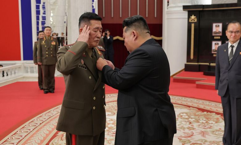 러시아·우크라이나 전쟁에 파병된 지휘과 전투원들에게 김정은 국무위원장이 국가표창을 수여하고 있다. 평양 조선중앙통신 연합뉴스